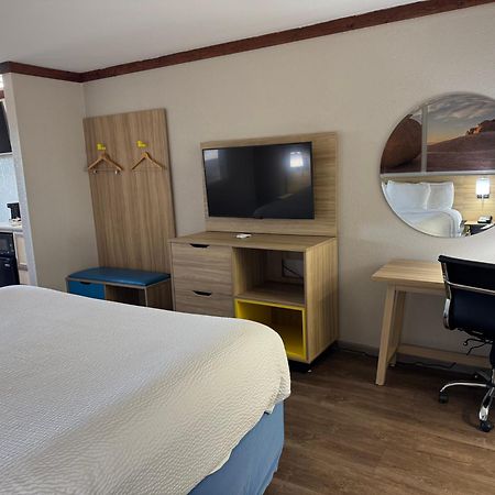 Days Inn By Wyndham Suites Fredericksburg Dış mekan fotoğraf