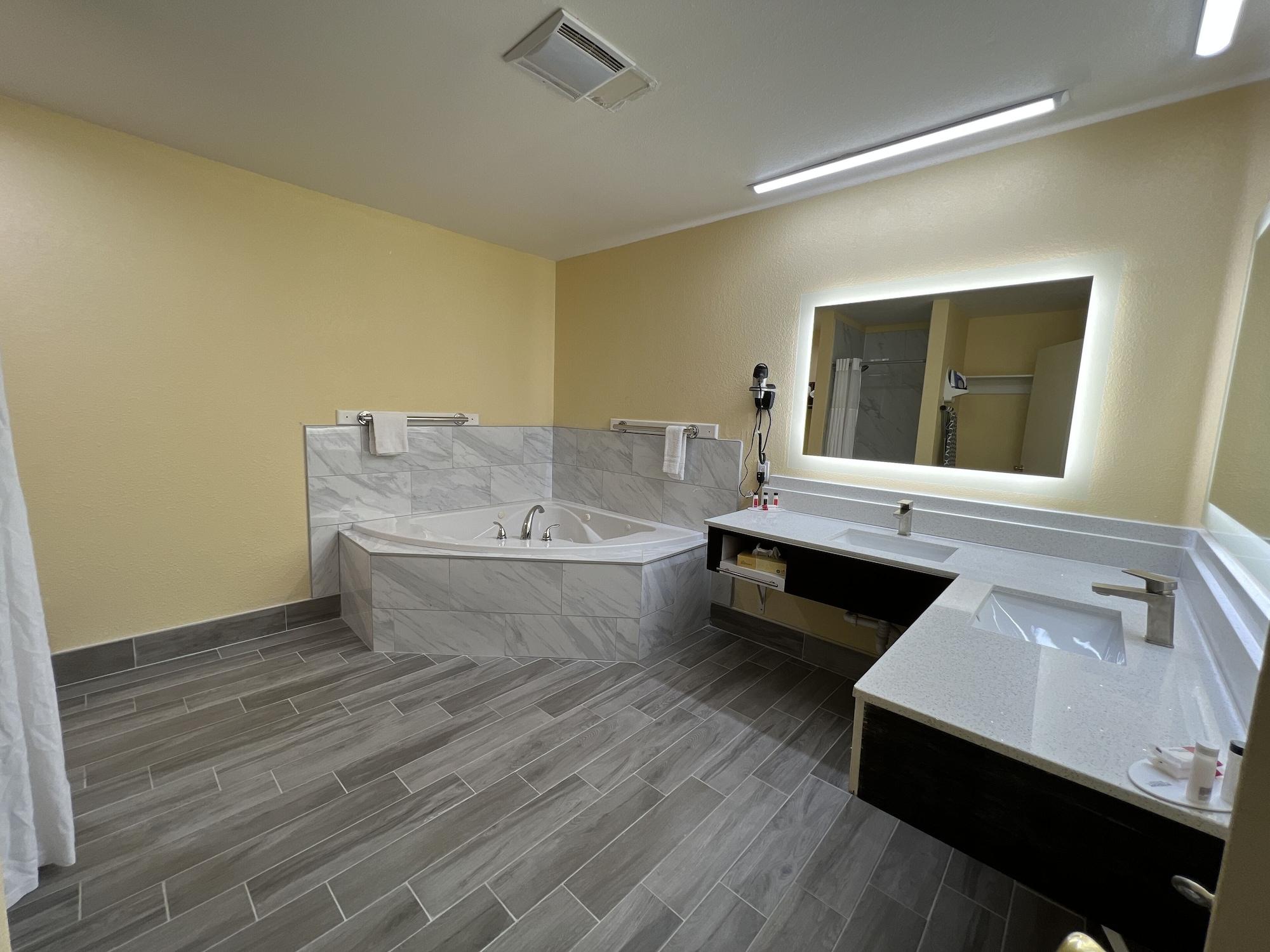 Days Inn By Wyndham Suites Fredericksburg Dış mekan fotoğraf