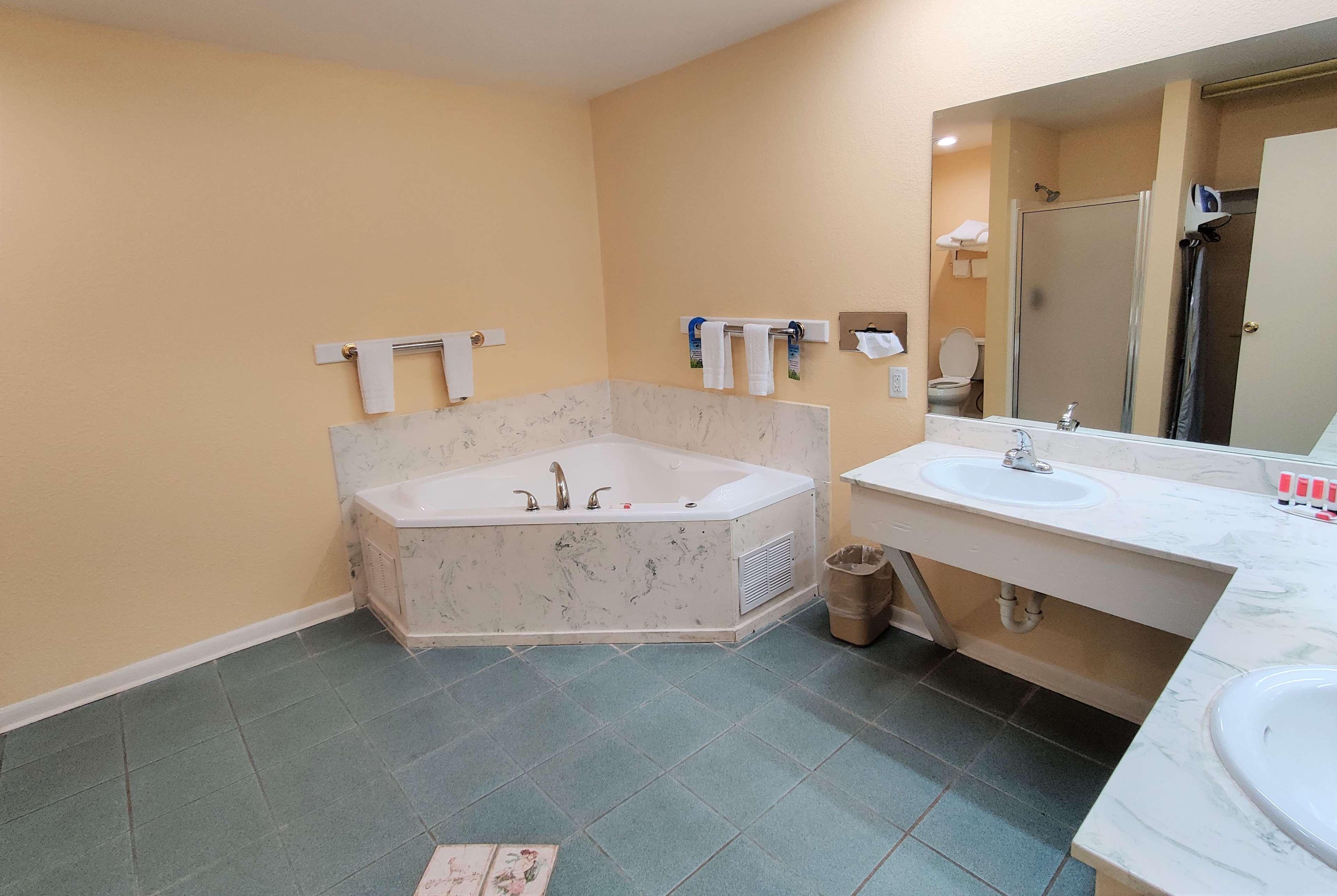 Days Inn By Wyndham Suites Fredericksburg Dış mekan fotoğraf
