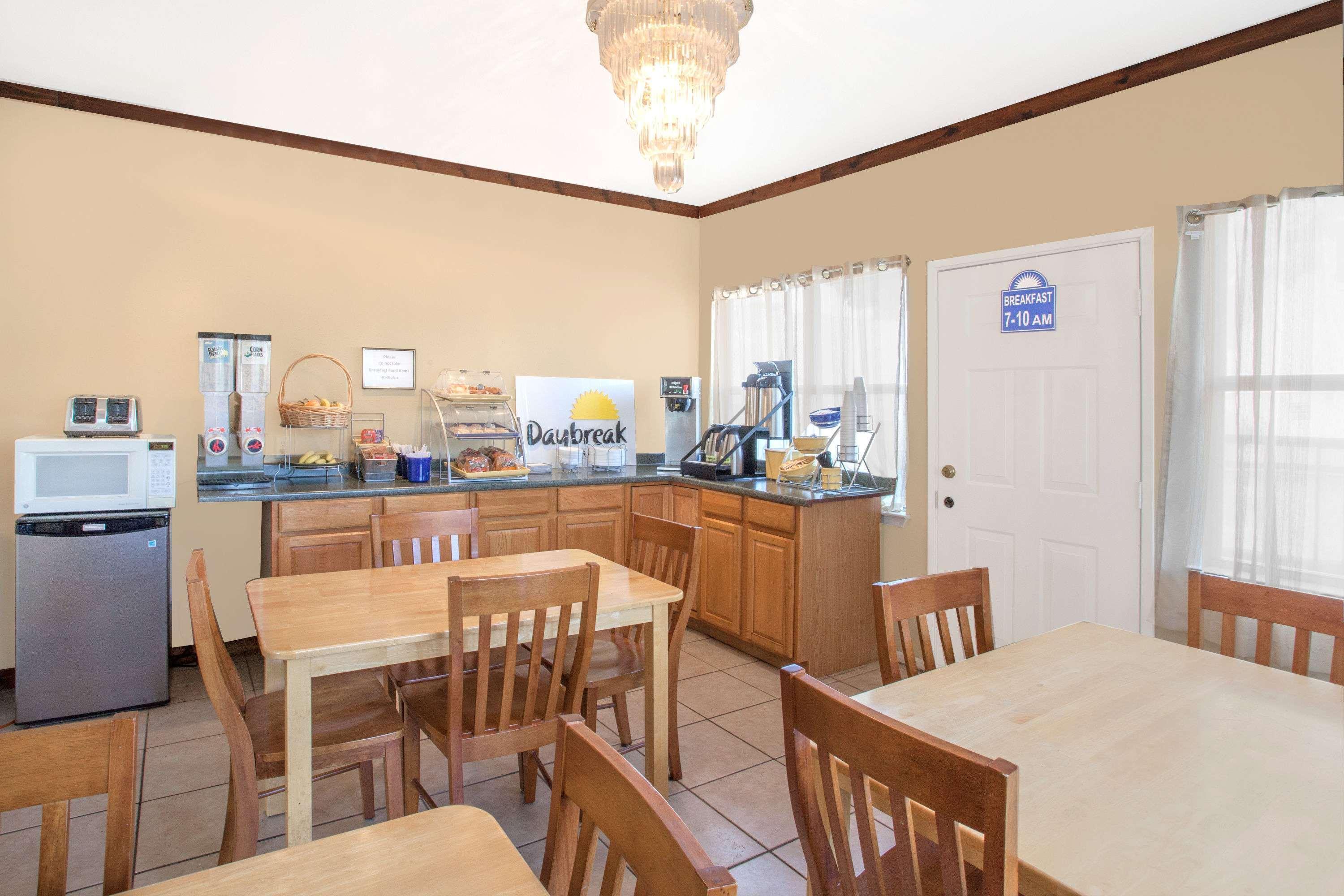 Days Inn By Wyndham Suites Fredericksburg Dış mekan fotoğraf