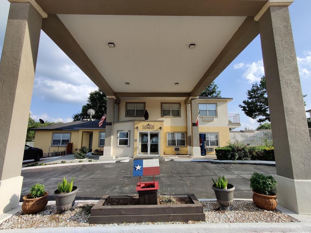 Days Inn By Wyndham Suites Fredericksburg Dış mekan fotoğraf